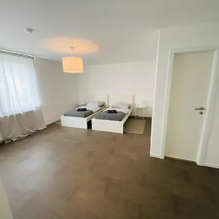 Modernes, Vollmoebliertes In Ruhiger Lage *